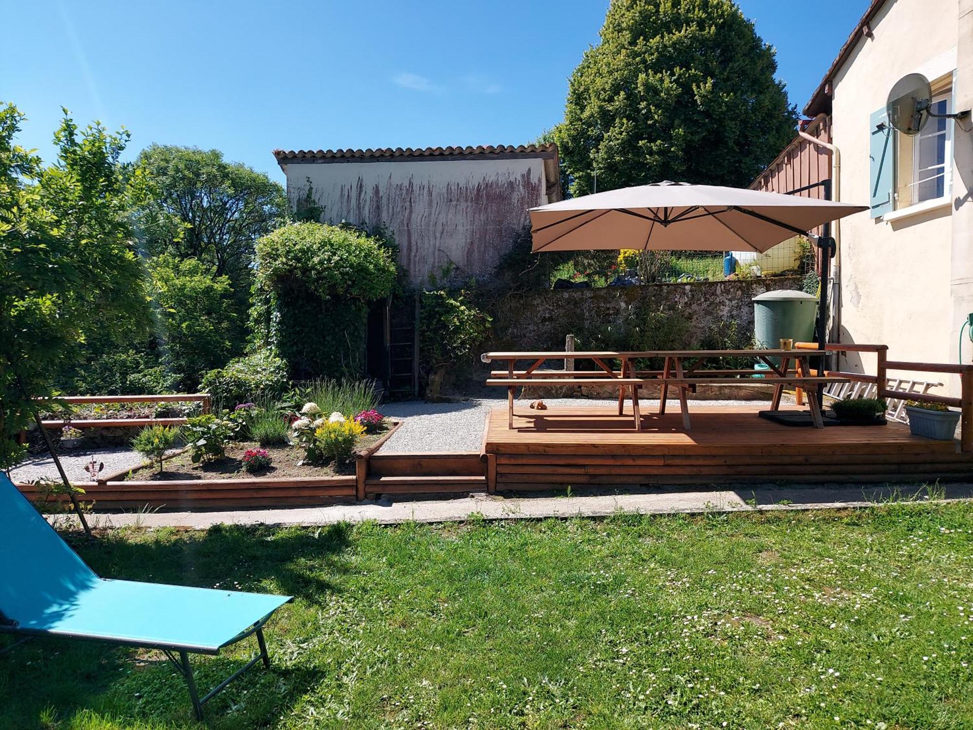 Charming Two Bedroom Gite With Beautiful Gardens Конфолан Экстерьер фото