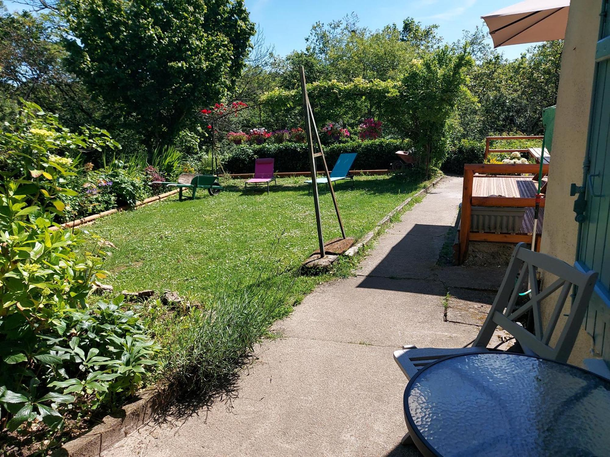 Charming Two Bedroom Gite With Beautiful Gardens Конфолан Экстерьер фото