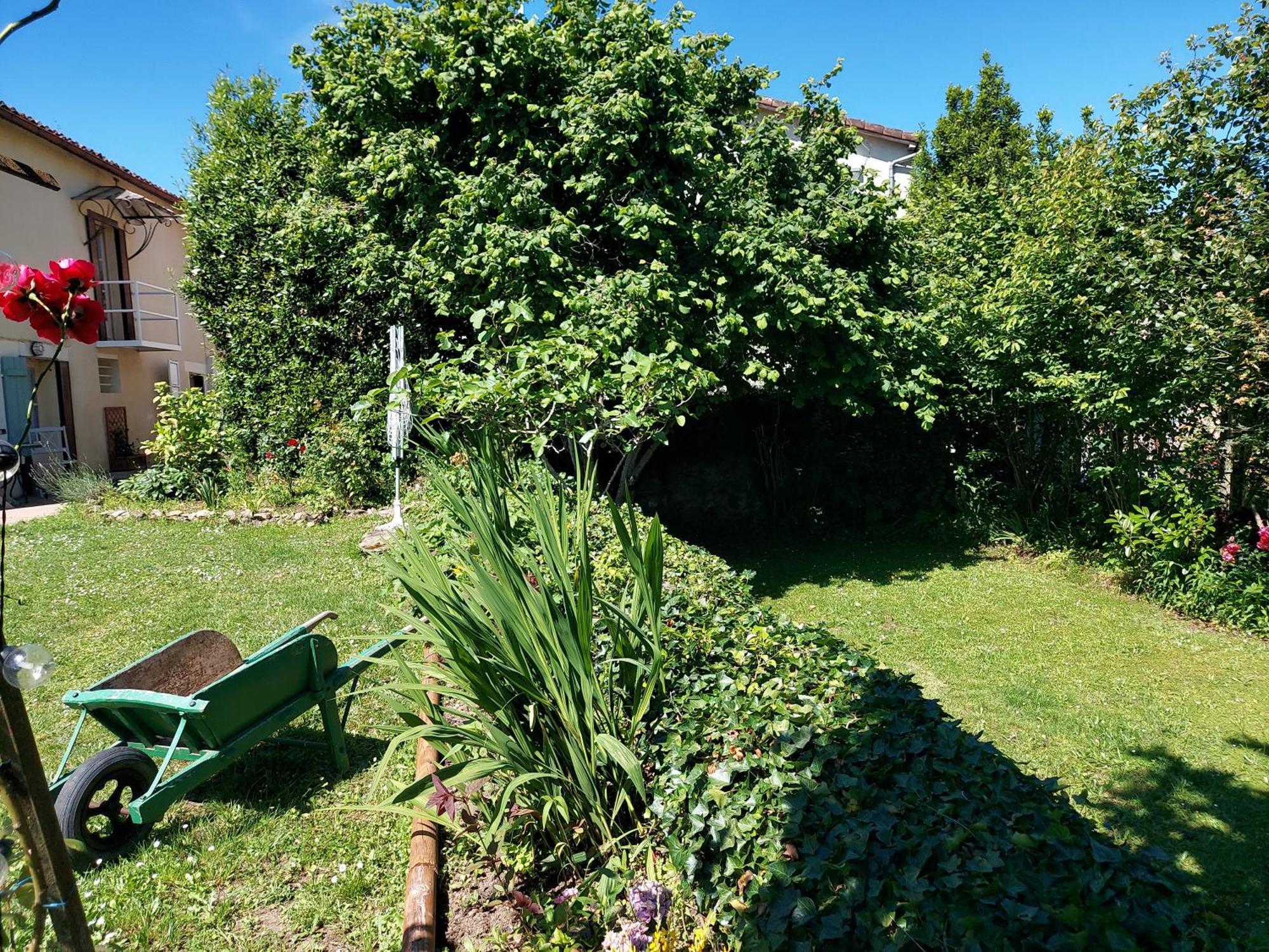 Charming Two Bedroom Gite With Beautiful Gardens Конфолан Экстерьер фото