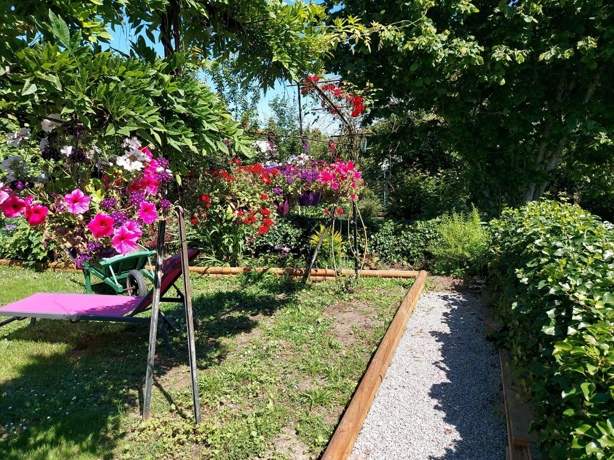 Charming Two Bedroom Gite With Beautiful Gardens Конфолан Экстерьер фото