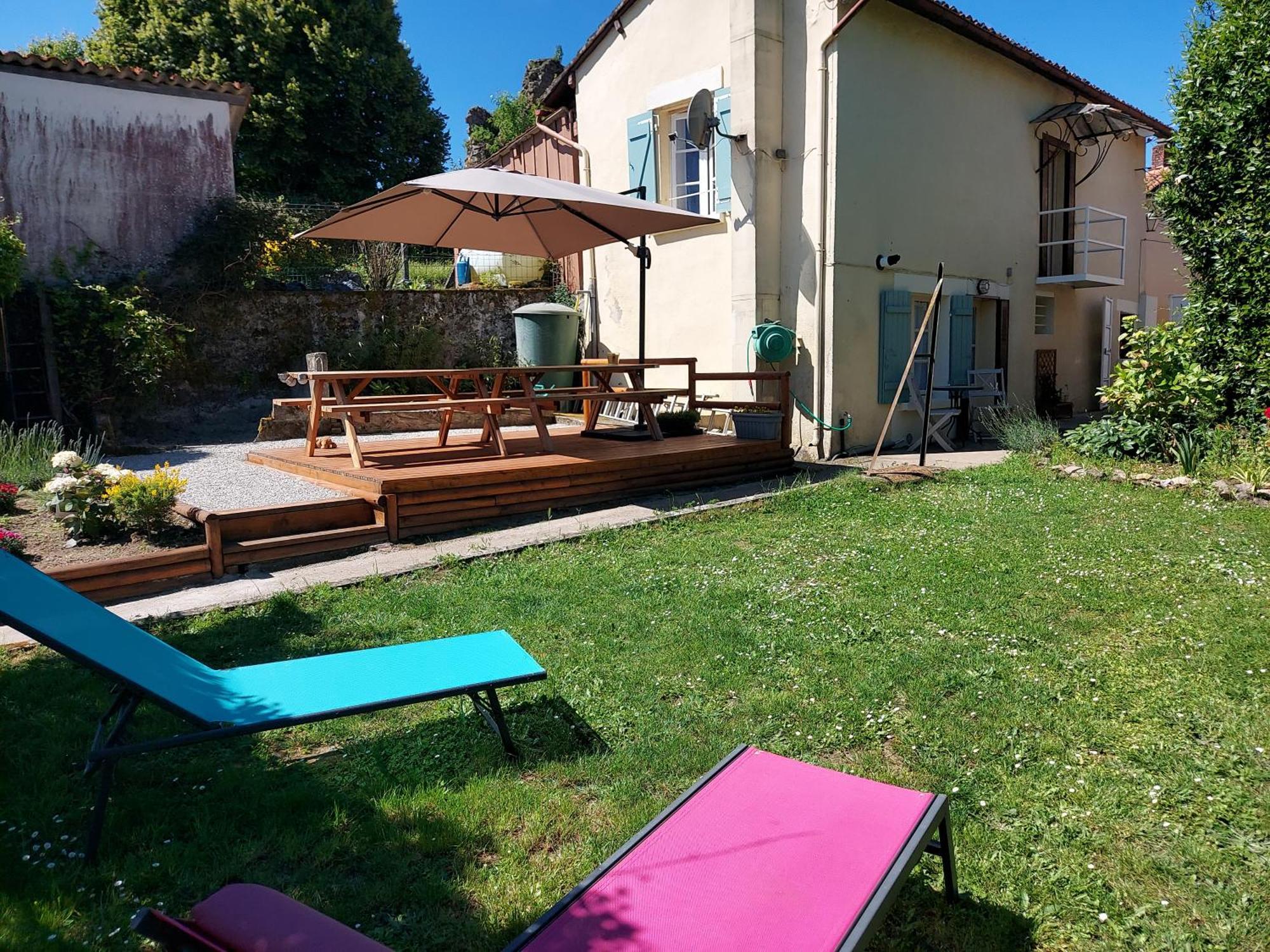 Charming Two Bedroom Gite With Beautiful Gardens Конфолан Экстерьер фото