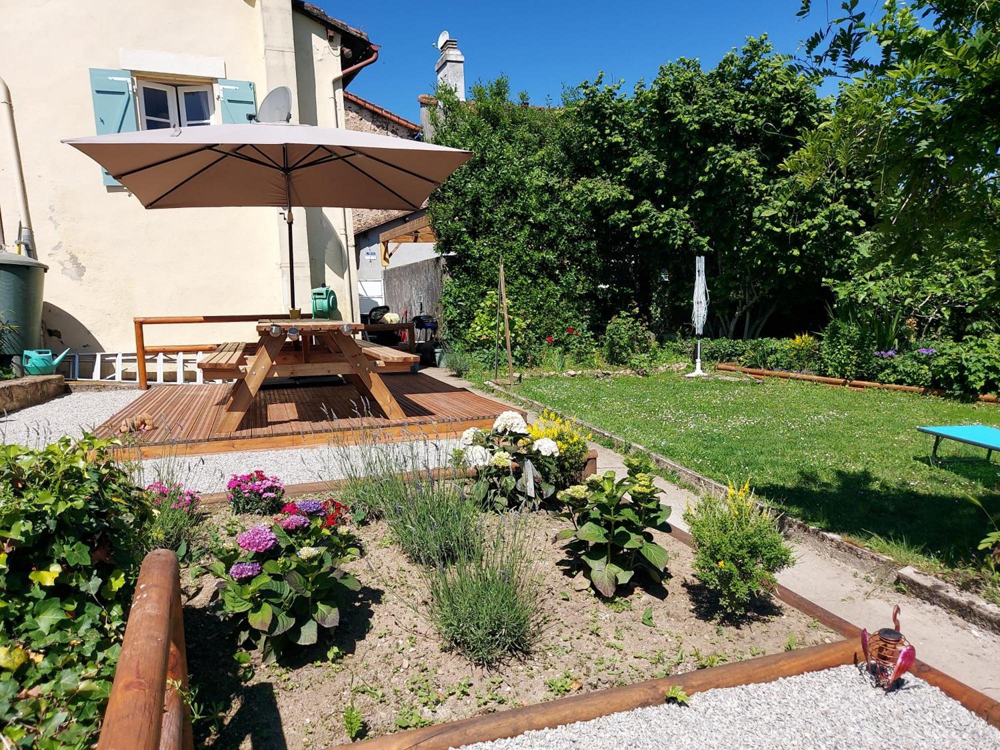 Charming Two Bedroom Gite With Beautiful Gardens Конфолан Экстерьер фото