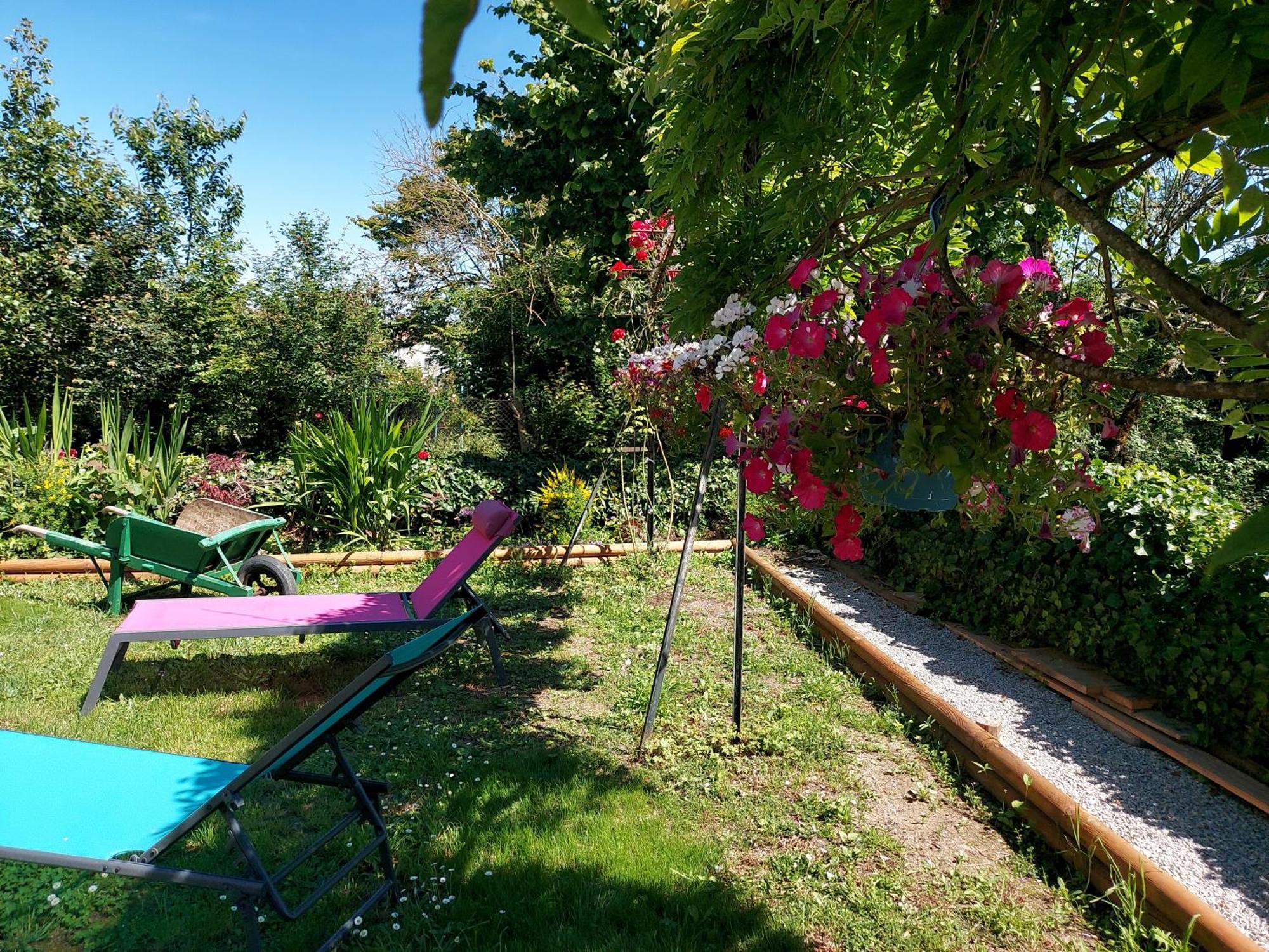 Charming Two Bedroom Gite With Beautiful Gardens Конфолан Экстерьер фото